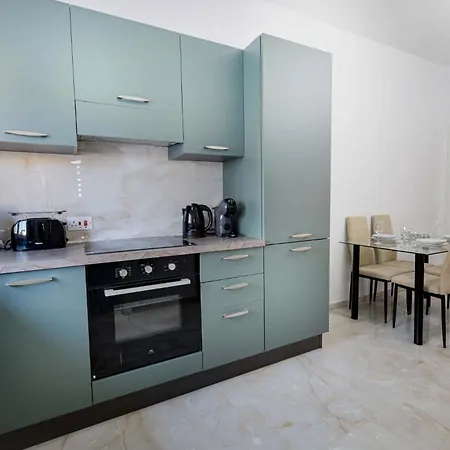 아파트 Modernised Floor With Back Balcony - Close To Balluta & Exiles