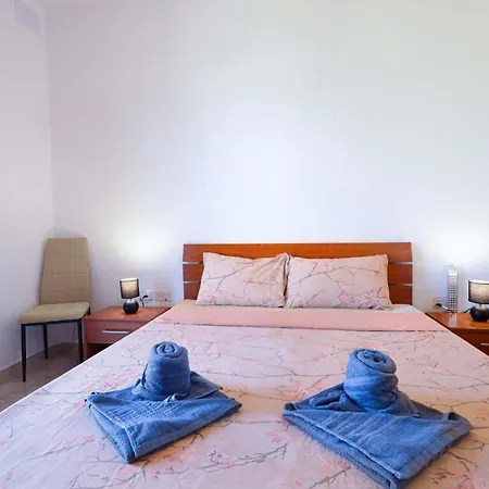 아파트 Modernised Floor With Back Balcony - Close To Balluta & Exiles *